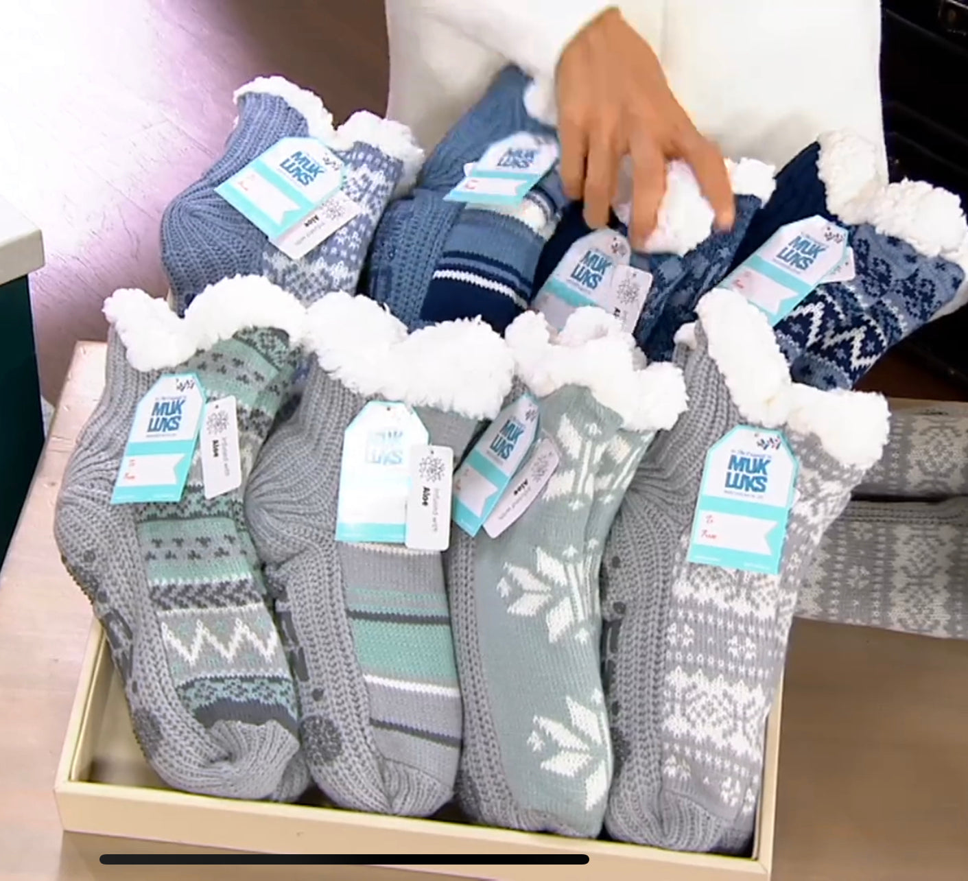 MUK LUKS of Aloe Infused Ankle Cabin Socks One Pair