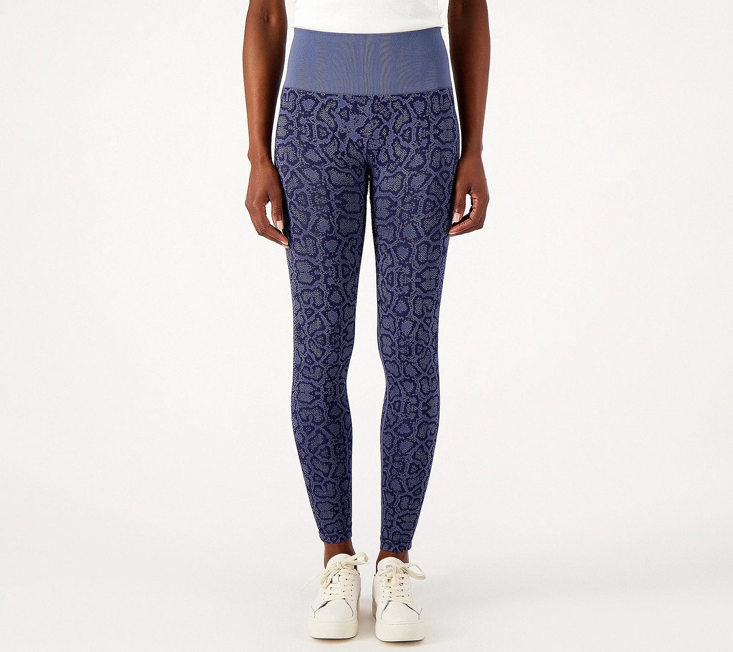 AnyBody Women’s Jacquard Smoothing Legging