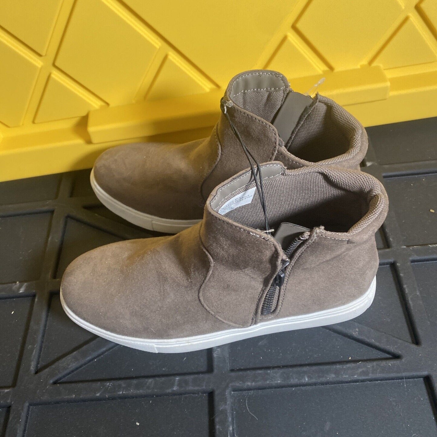 NEW Women's IZOD Mila Zip Ankle Boot Casual Suede Memory Foam Grey Size 6