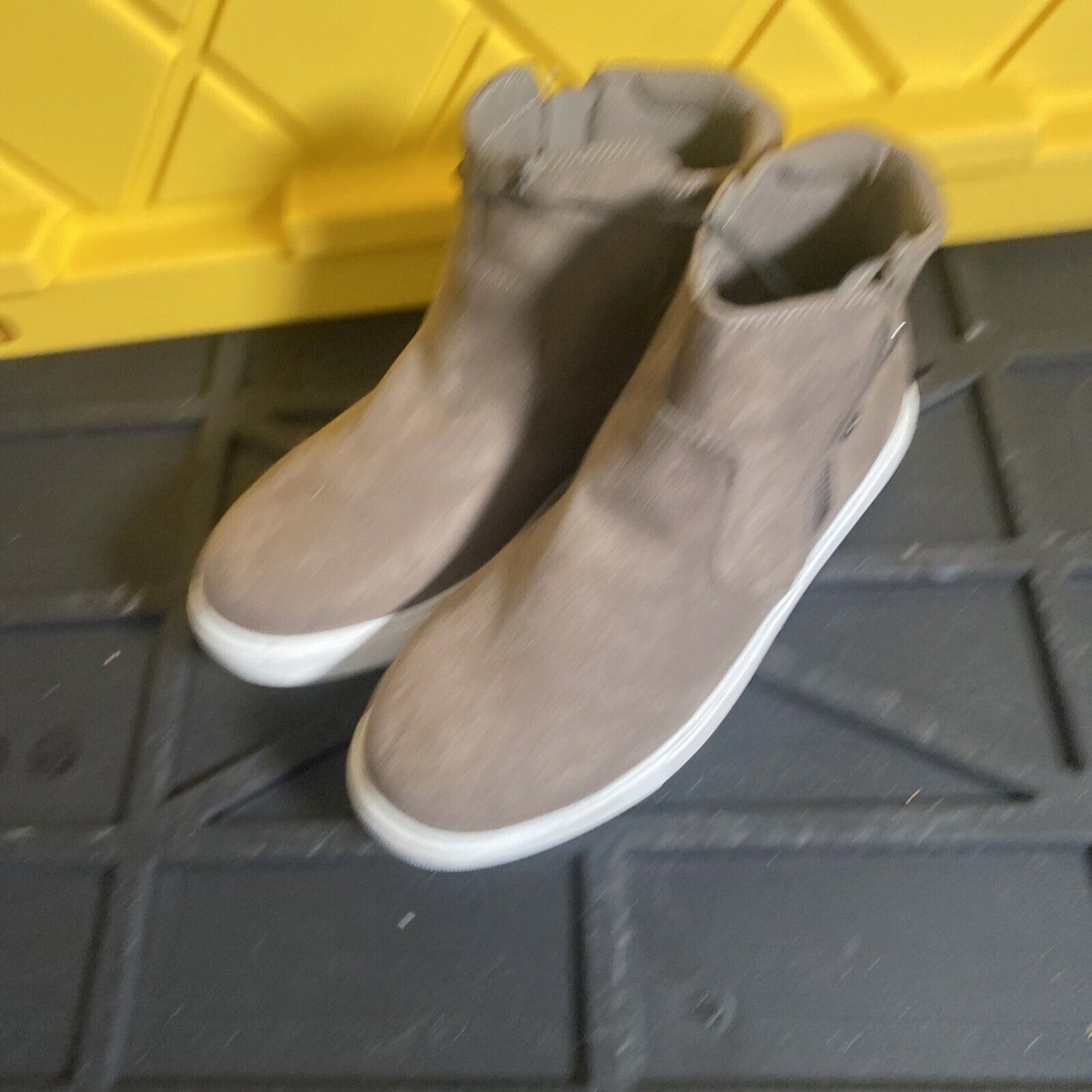 NEW Women's IZOD Mila Zip Ankle Boot Casual Suede Memory Foam Grey Size 6